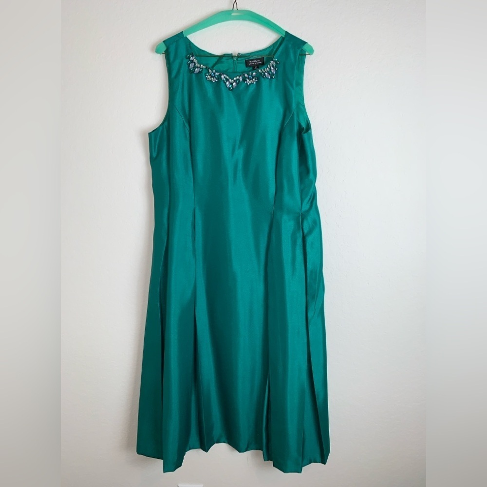 Tahari: Elegant Teal Sleeveless Rhinestone Dress – Perfect for Any Occasion - Picture 2 of 8